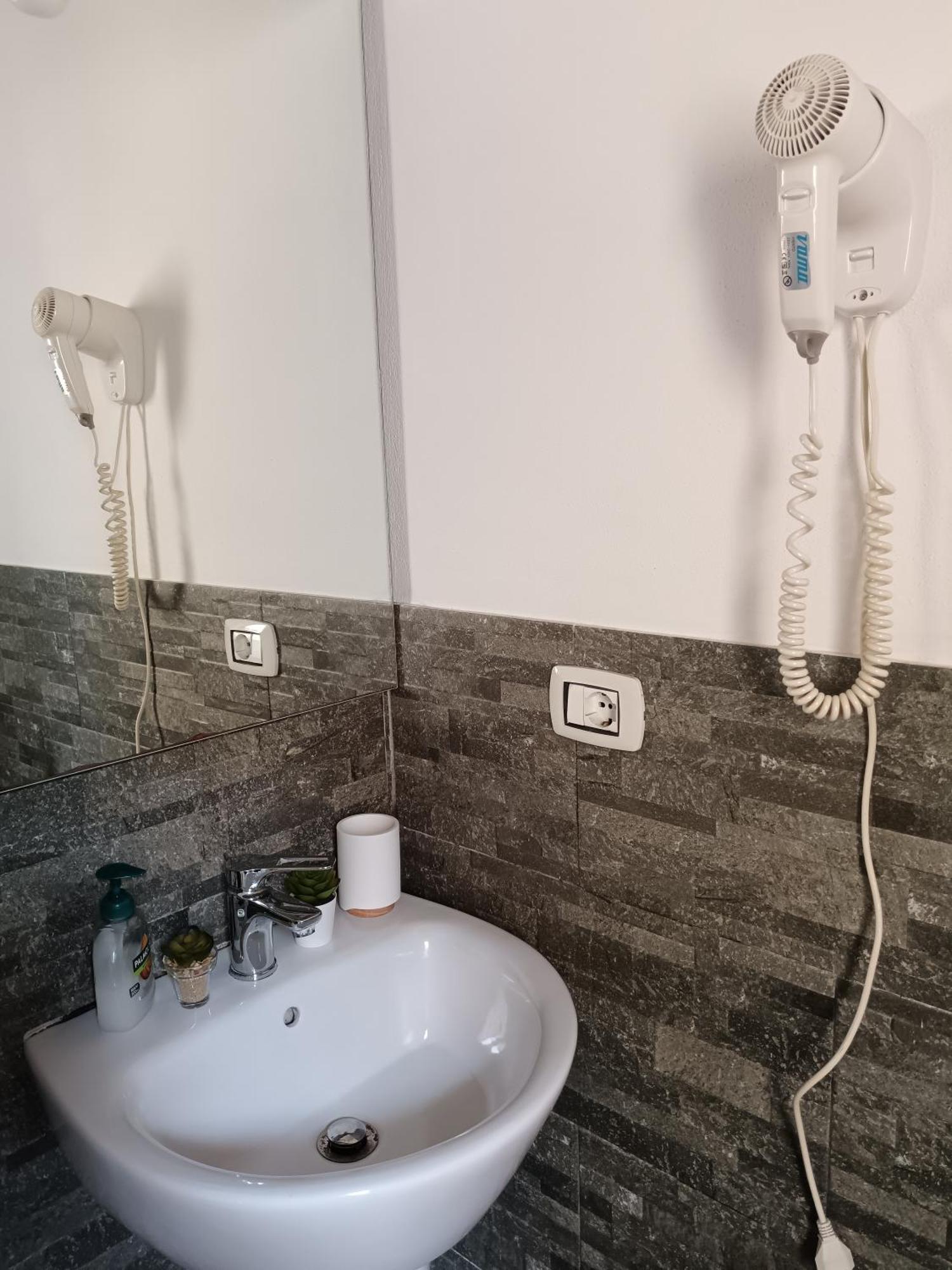 Appartamento Con Terrazzo Privato E Netflix Cagliari Bagian luar foto